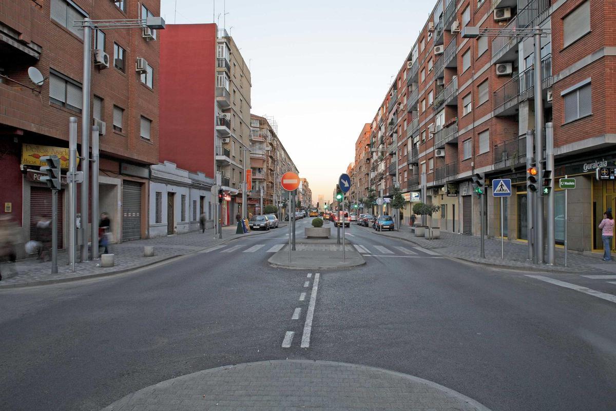 Las islas de descanso peatonal de la Avenida Blasco Ibáñez desaparecerán con la plataforma de transporte.
