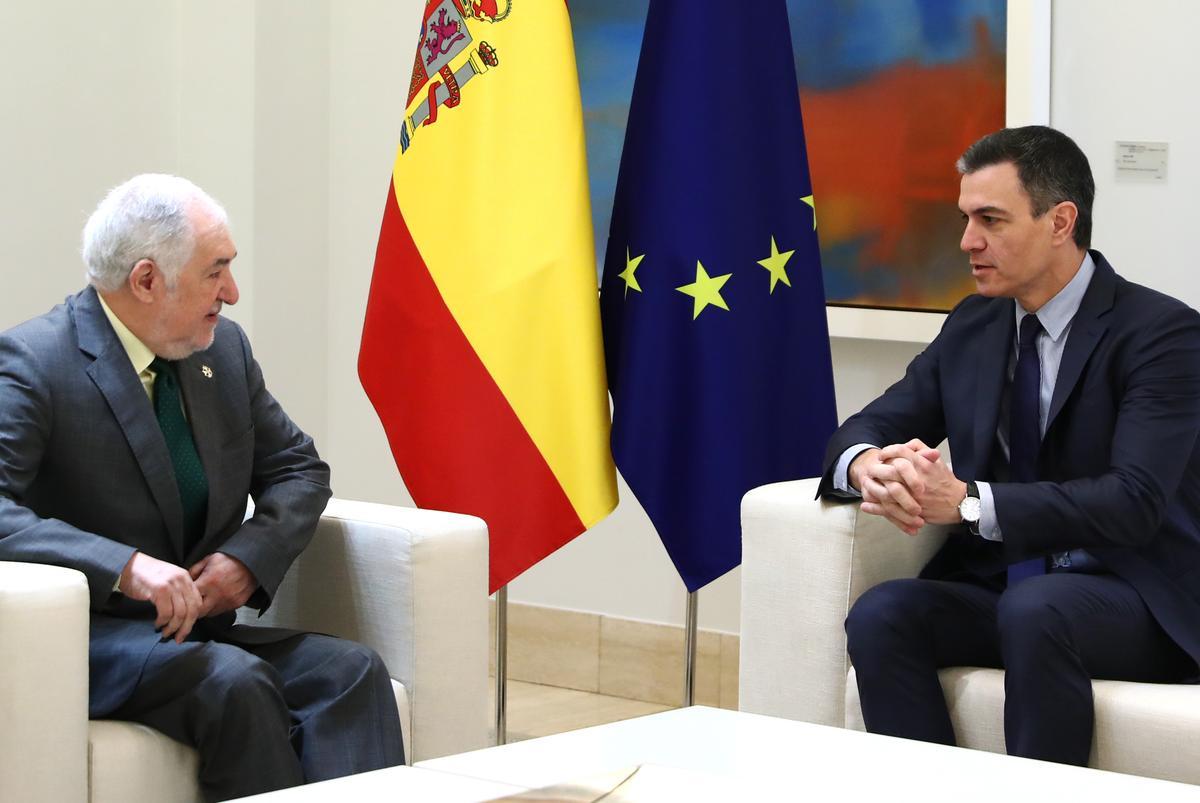 El presidente del Constitucional, Cándido Conde-Pumpido, con Sánchez en la Moncloa a principios de 2023.