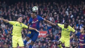 Yerry Mina cabecea a portería.