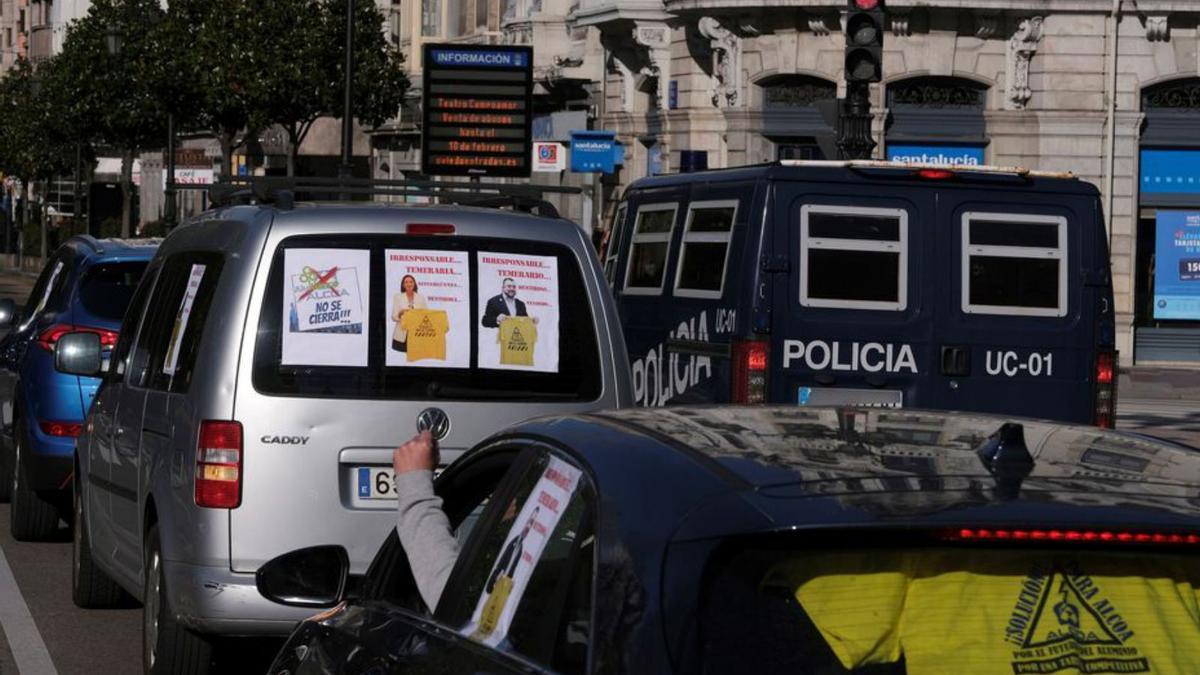 La caravana y una furgoneta de la Policía Nacional, ayer, en la calle Uría. | EFE