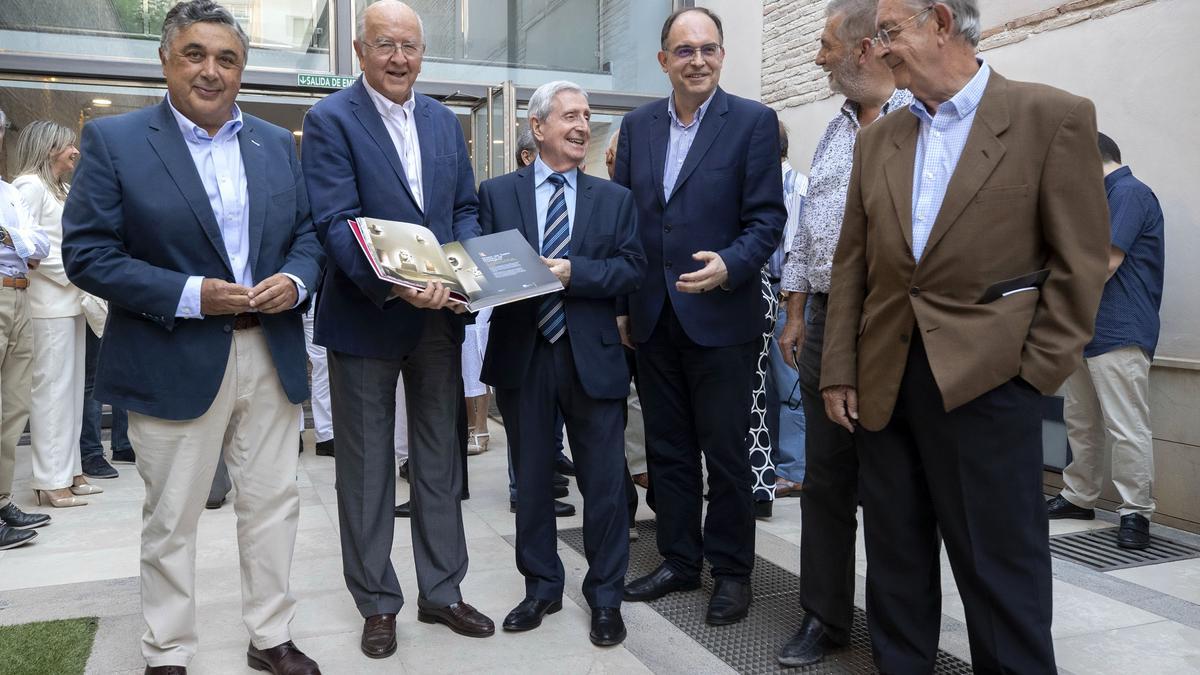 Carlos Egea Krauel muestra el libro junto a algunos de los participantes en el acto.