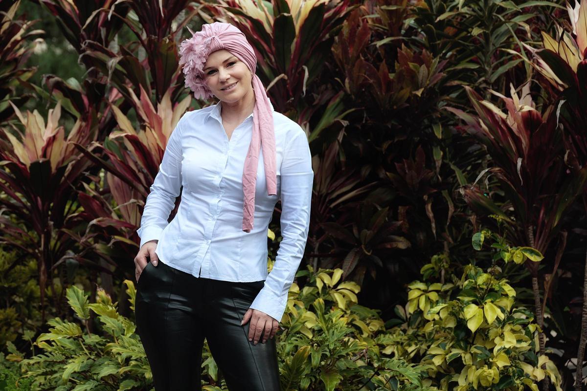Yaiza Díaz, con el pañuelo rosa de su colección