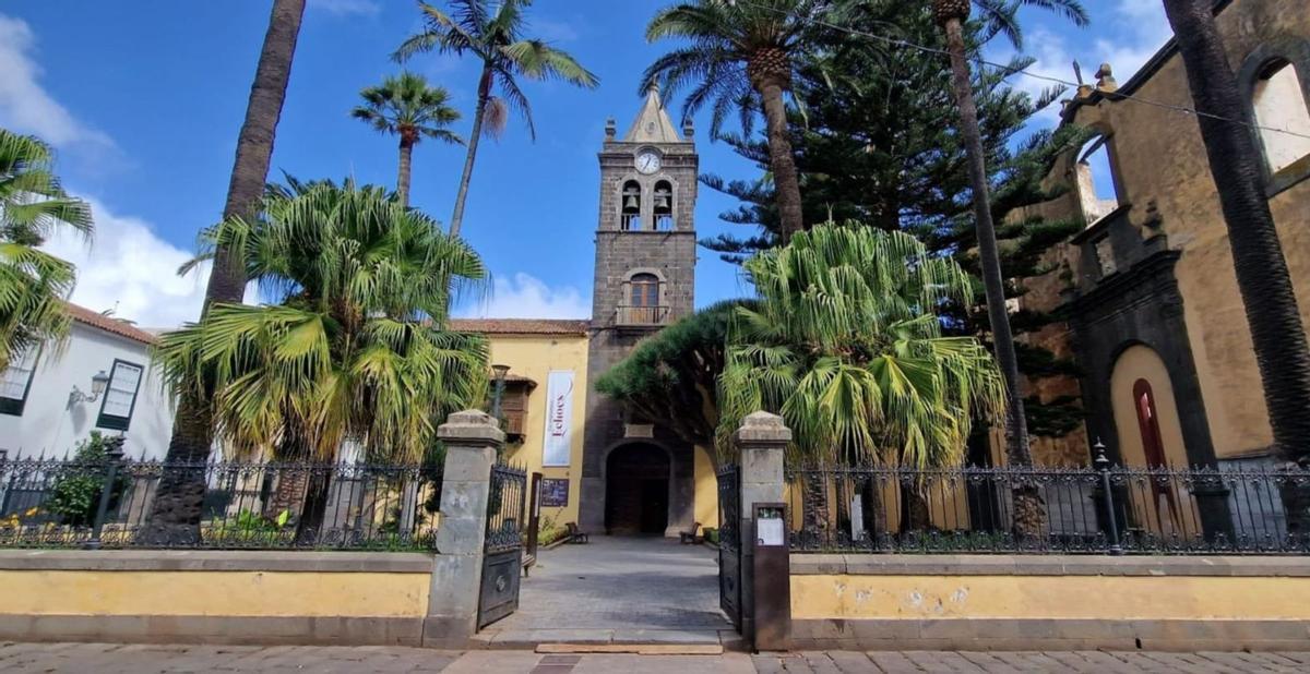 Fachada principal del Institito Cabrero Pinto de La Laguna. | | MARI CRUZ DEL CASTILLO REMIRO
