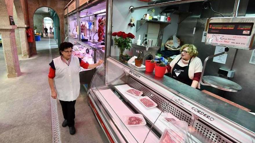 Dos placeras charlan en el Mercado de Abastos de Pontevedra.  // Gustavo Santos