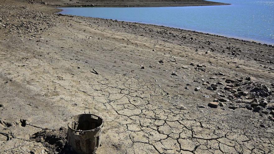 Una imagen reciente del pantano de La Viñuela, en la Axarquía.