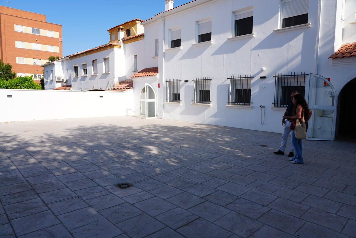 La vivienda cuenta con un gran patio trasero, almacén y zona de lavandería en el exterior.