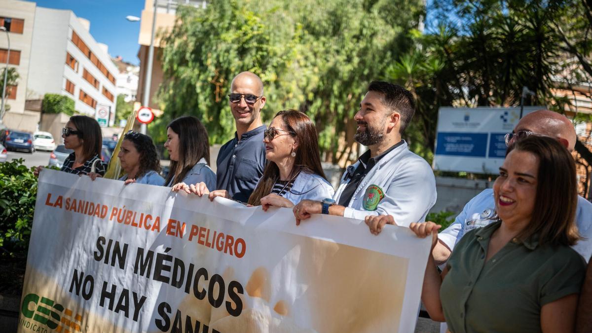 Concentración de médicos frente al Servicio Canario de la Salud en Tenerife.