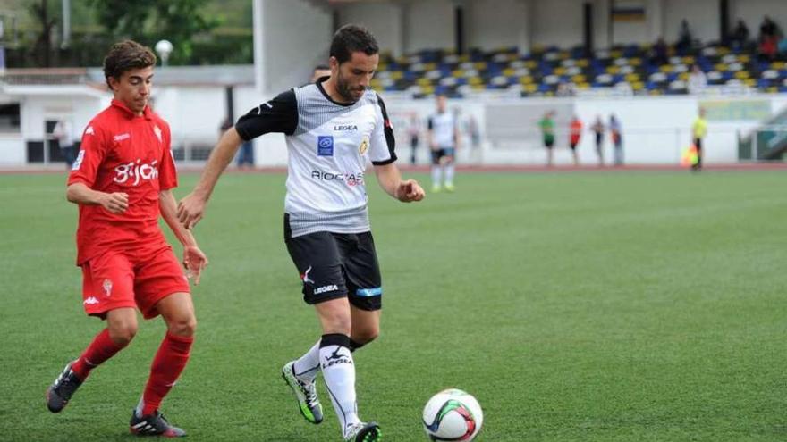 Jaime controla el balón en el encuentro ante el Sporting B.