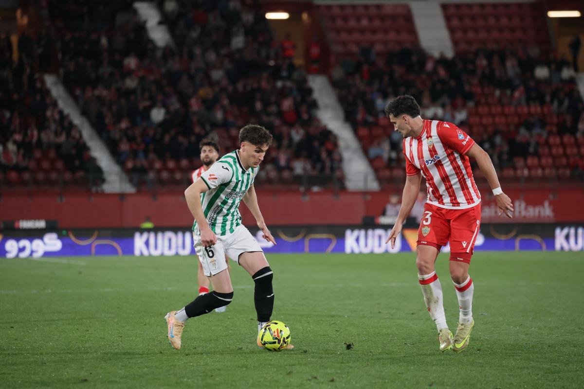 Diego Percan conduce el esférico durante un lance del Almería-Córdoba CF.