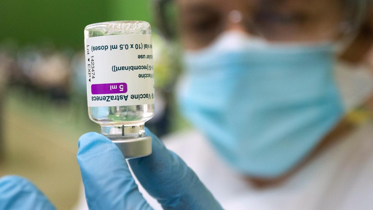 Un sanitario sostiene una vacuna de AstraZeneca el pasado 5 de mayo en Ciudad Rodrigo, Salamanca.