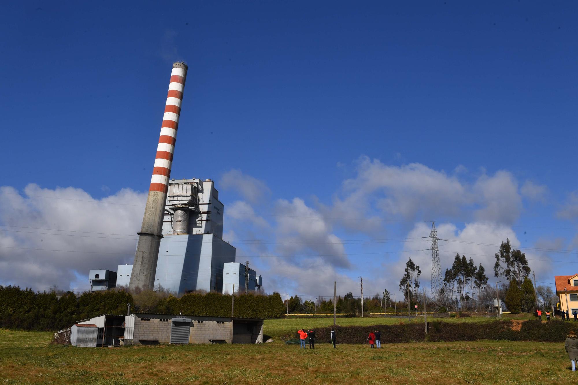 Naturgy derriba la otra chimenea de la central de Meirama