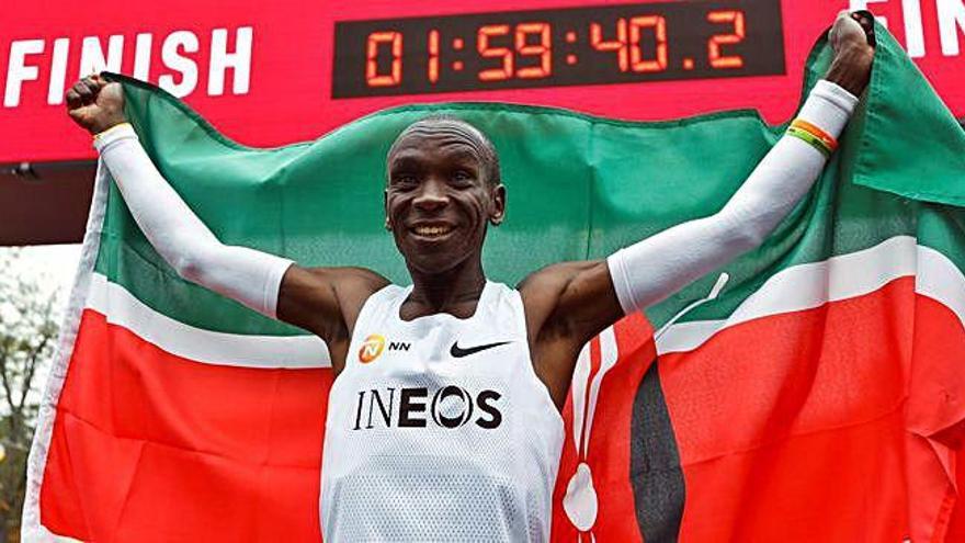 El kenyà Eliud Kipchoge celebra la seva fita de baixar de dues hores en una marató, al parc Prater de Viena