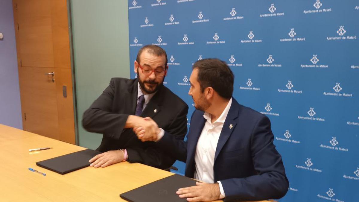 Firma del pacto entre el alcalde Bote y el portavoz del PP local, Cristian Escribano