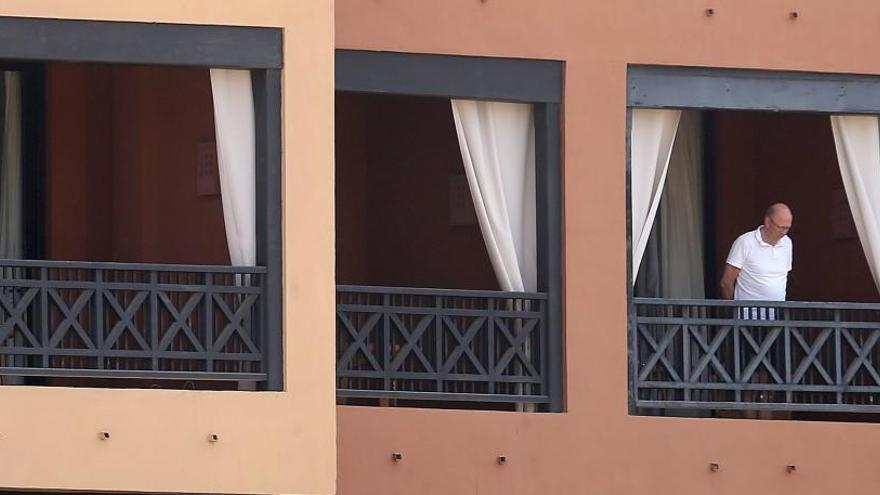 Un turista en el hotel del Tenerife que permanece aislado.