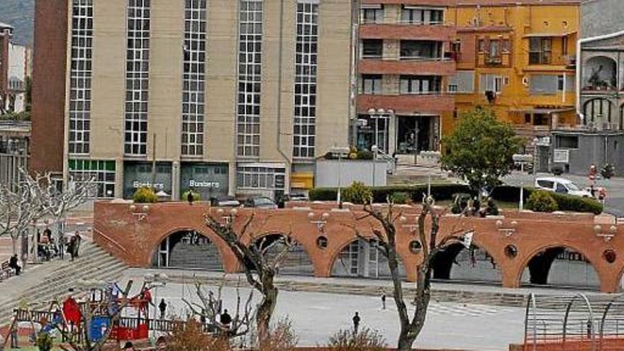 La plaça Nova de Puig-reig amb l&#039;edifici de l&#039;ajuntament de fons