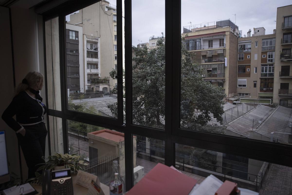 Barcelona, 3 de marzo de 2025. Interior de una empresa afectada de la Illa de Consell de Cent, Passeig de Sant Joan, Aragó y Bailén por la retirada de amianto y molestias de las obras del interior de la Illa. Barcelona, 3 de marzo de 2025. Interior de una empresa afectada de la Illa de Consell de Cent, Passeig de Sant Joan, Aragó y Bailén por la retirada de amianto y molestias de las obras del interior de la Illa.
