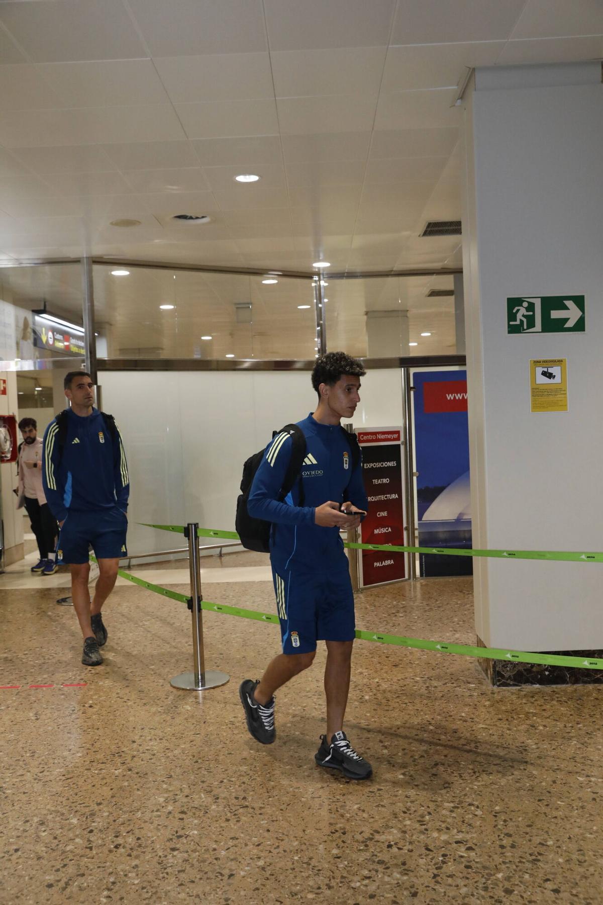 EN IMÁGENES: Así fue la llegada del Real Oviedo al aeropuerto de ...