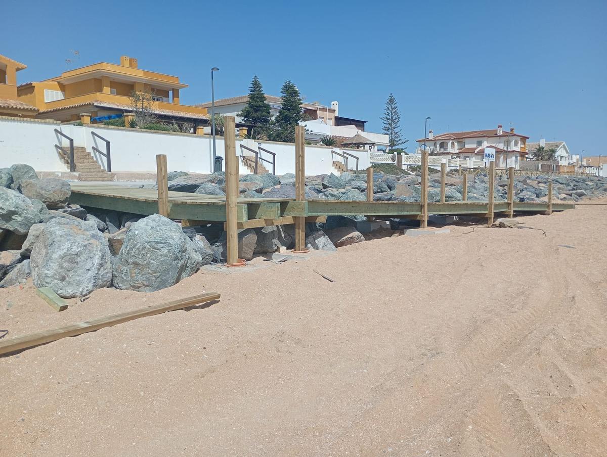 Nuevas rampas accesibles y escaleras en el paseo marítimo de Matalascañas. Nuevas rampas accesibles y escaleras en el paseo marítimo de Matalascañas.