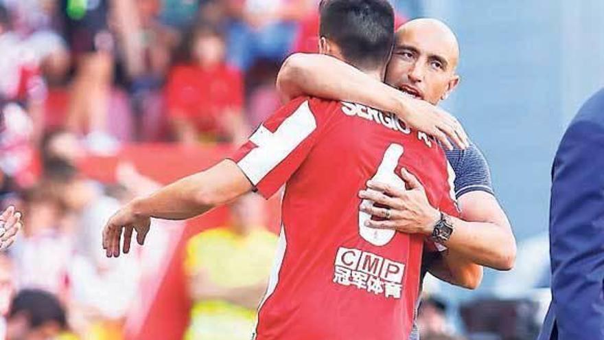 Abelardo abraza a Sergio tras su sustitución.