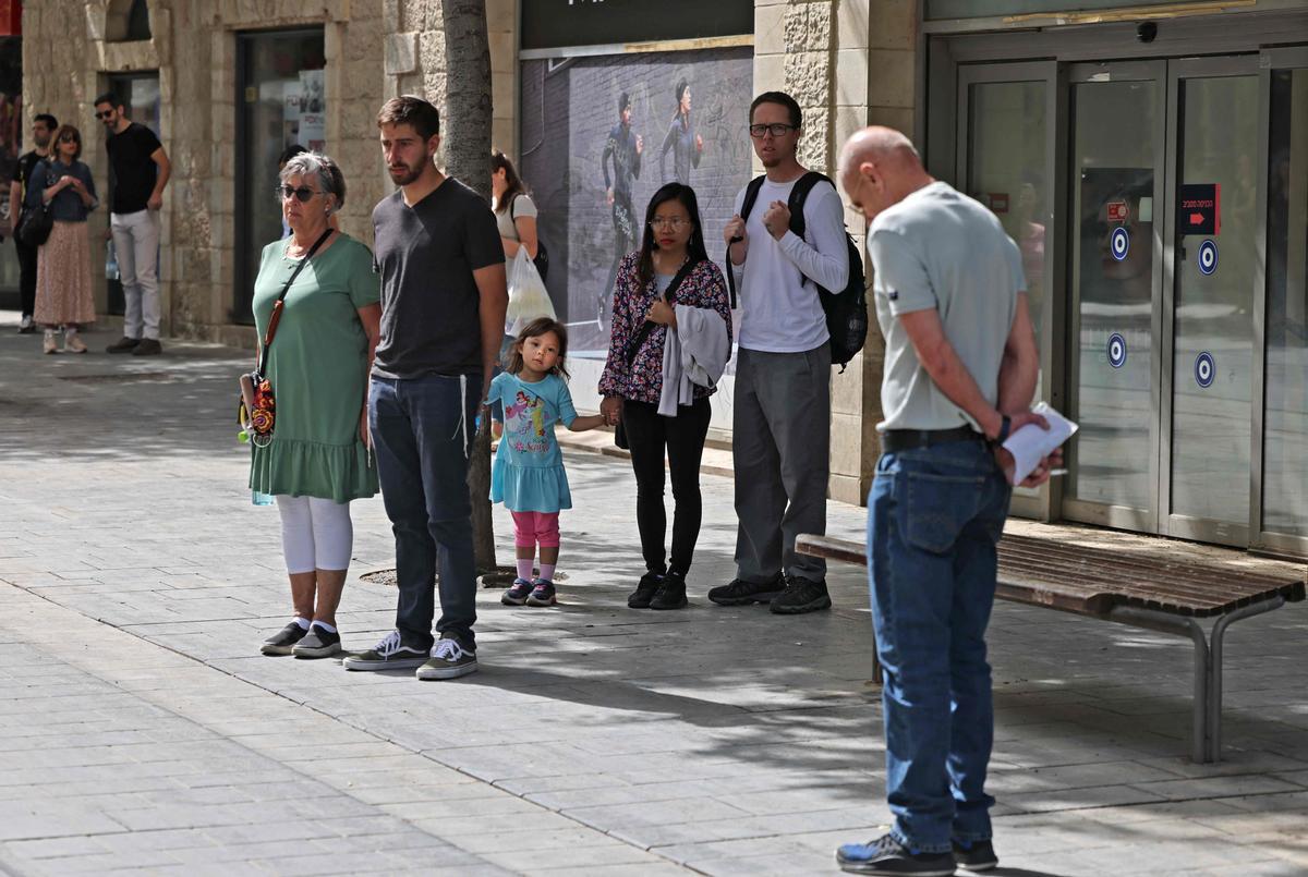 Ciudadanos israelís, de pie en silencio, en las calles de Jerusalén, durante la celebración del Día en recuerdo del Holocausto.