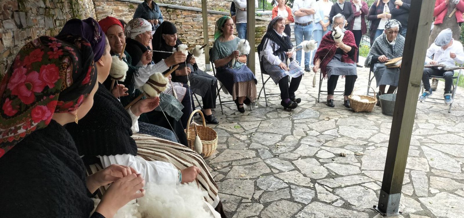 Varias hilanderas, ayer, en Santa Eulalia. | A. M. Serrano