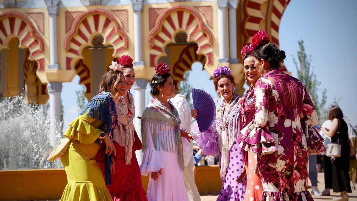 Flamencas en la portada de la Feria de Córdoba