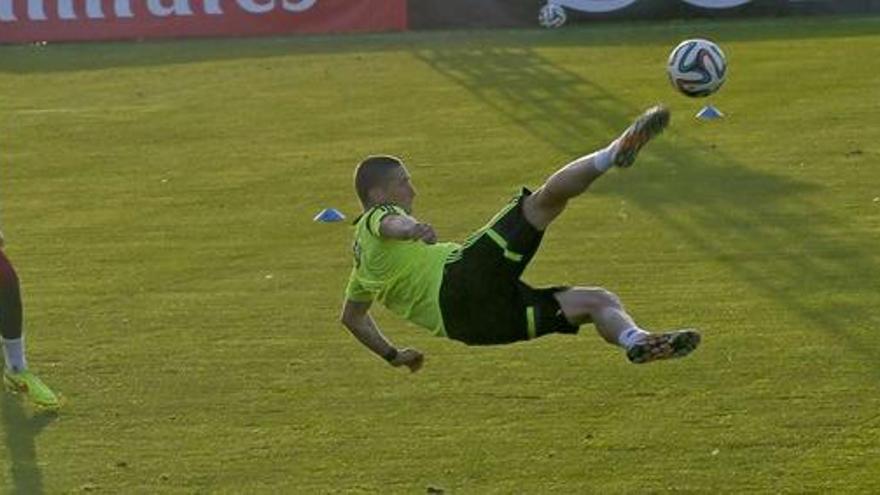 Fernando Torres intenta hacer un remate acrobático ante De Gea durante el entrenamiento de ayer.