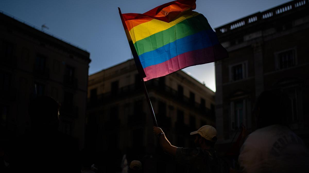 Archivo - Una bandera LGTBI+ durante una manifestación por el Día del Orgullo y a favor de Palestina, en Plaza Universitat, a 29 de junio de 2024, en Barcelona, Catalunya (España).