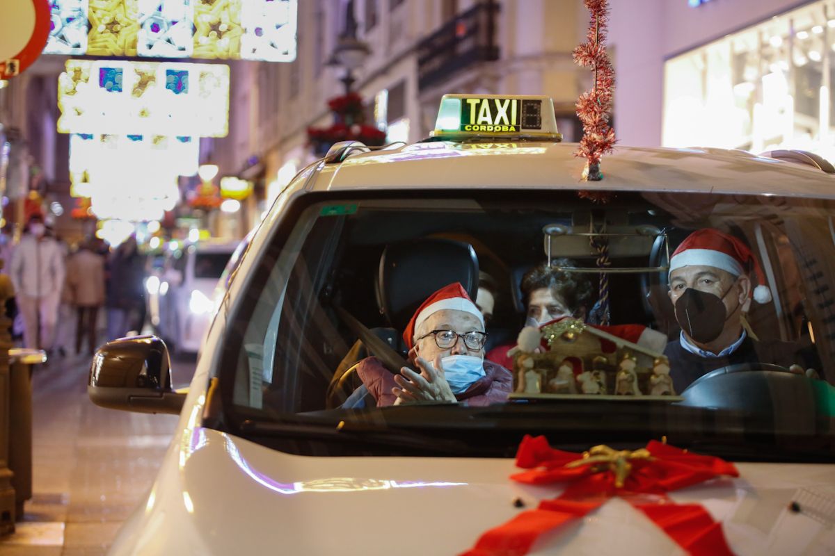 Los taxistas de Córdoba pasean a los mayores por el centro de Córdoba para que disfruten de la iluminación de Navidad