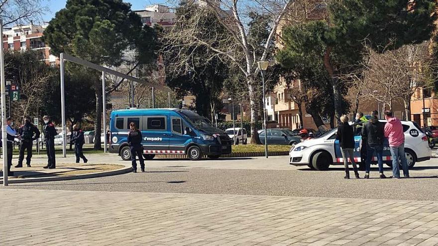 Mossos a la zona de les granotes, on la Policia Municipal acabava de detenir tres persones.