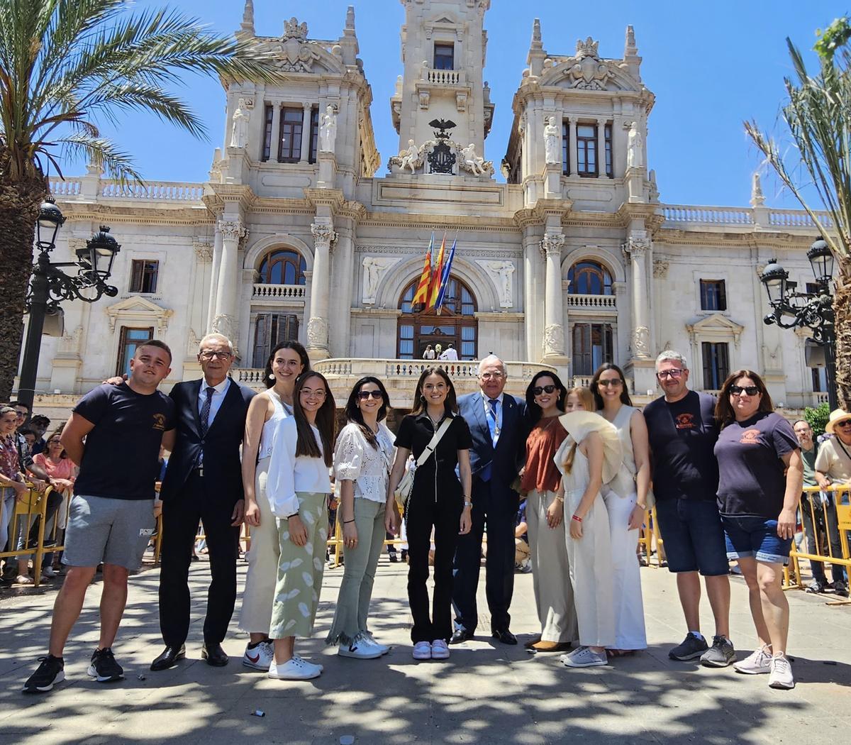 Ballester, el presidente de Amics del Corpus, María Estela y varias falleras de la corte cumpimentaron a la familia Crespo