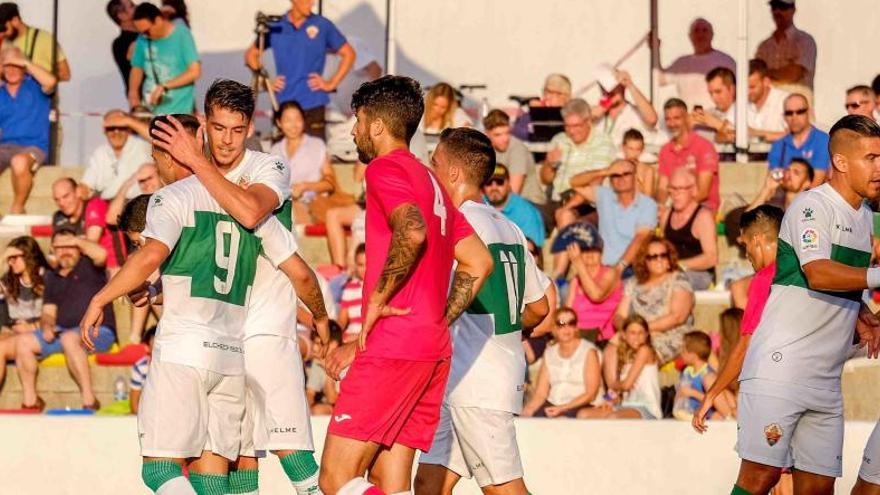 Sergio León celebra con sus compañeros el gol marcado ante el Atlético Saguntino