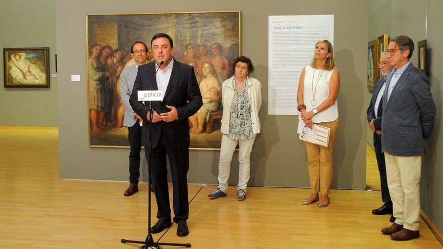 Representantes de la Diputación y el museo, junto a &#039;El Discurso&#039; de Isaac Díaz Pardo.