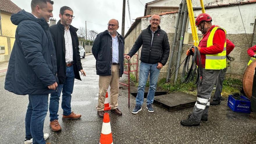 Moreira, Barreiro, Losada y González, supervisando los trabajos de despliegue de la fibra óptica en el barrio do Quinteiro.   | // D.P.