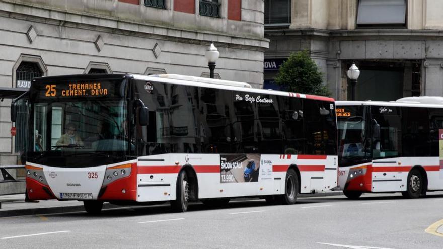 Ocho heridos al colisionar un autobús urbano contra un vehículo en Gijón