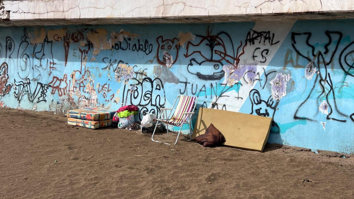 Imagen de algunos enseres que se encontraban en la playa de Las Alcaravaneras, en Las Palmas de Gran Canaria.