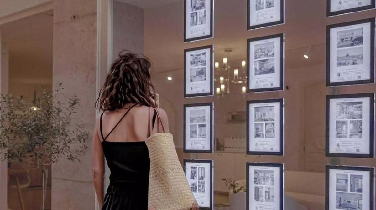 Archivfoto einer Frau, die sich Immobilien-Annoncen auf Mallorca ansieht