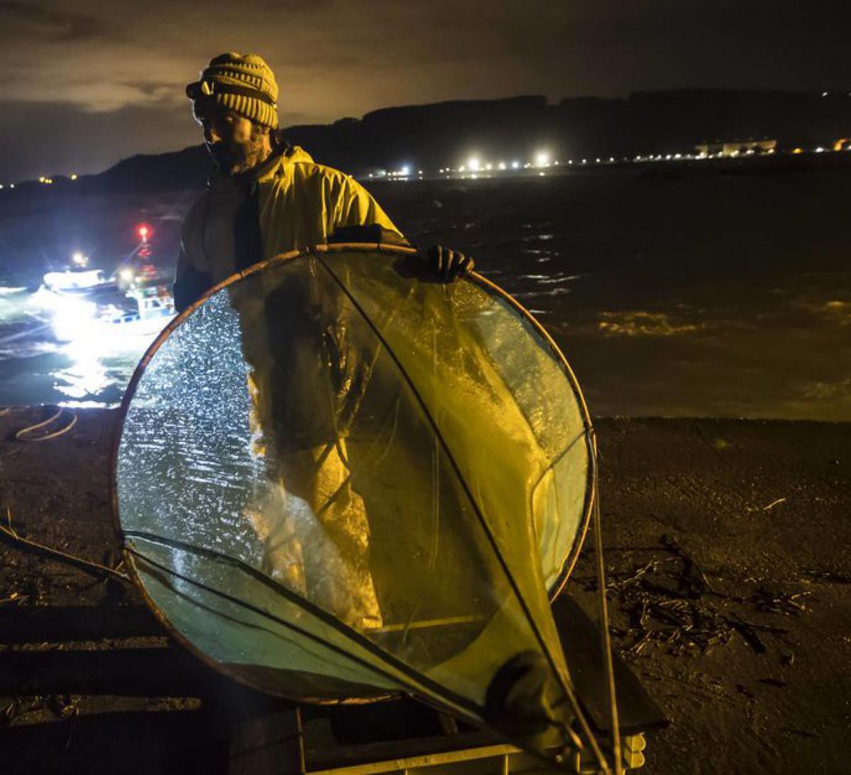 Marino Díaz, en el puerto de San Juan de la Arena. | LUISMA MURIAS/MIKI LÓPEZ