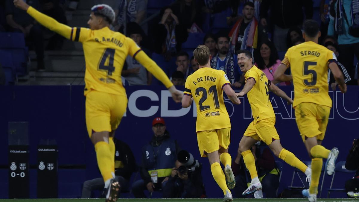 Espanyol Barcelona - FC Barcelona, 34. Spieltag im RCDE Stadion. Barcelonas Robert Lewandowski (2.v.r) jubelt nach dem Führungstreffer seiner Mannschaft.