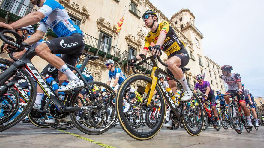 Salida de etapa de la Vuelta Ciclista a la Comunitat desde Alicante