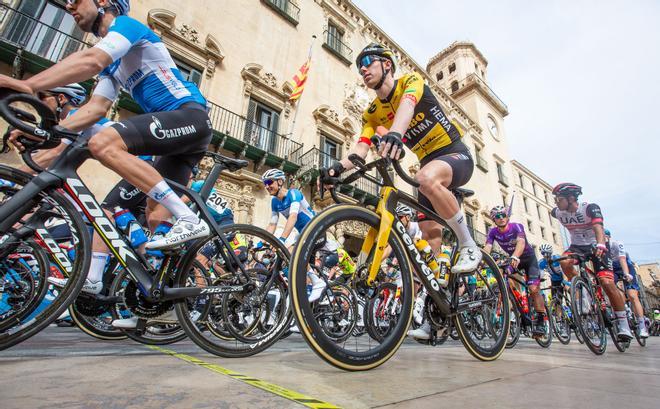 Salida de etapa de la Vuelta Ciclista a la Comunitat desde Alicante