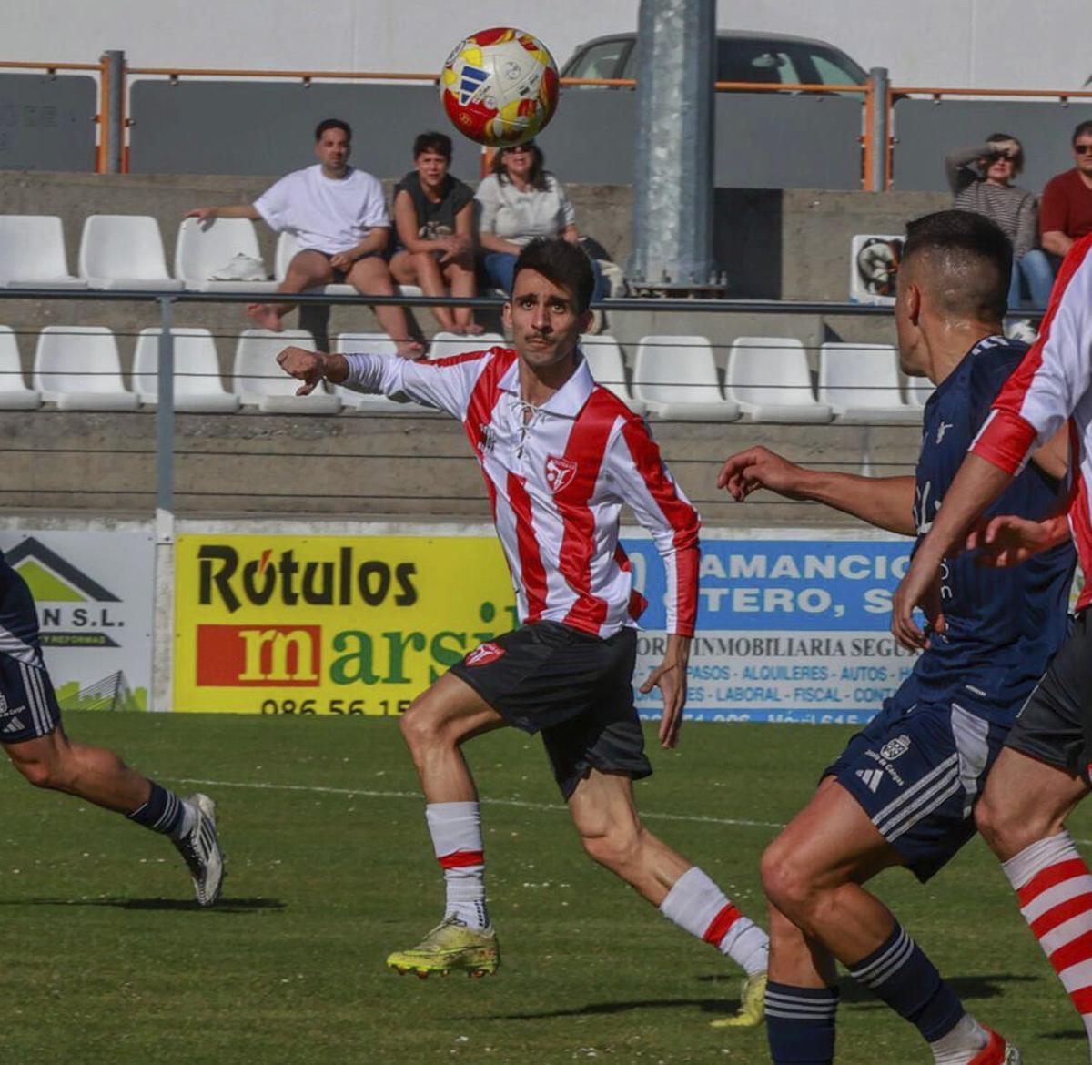 Julio Rey fue uno de los titulares arousanos en Os Carrís. | FDV