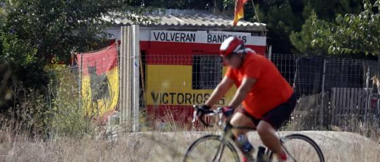 Caseta en el campo en el que el vecino castellonense muestra los símbolos franquistas.