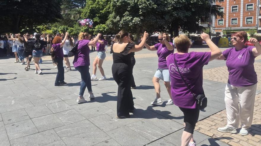 Mieres danza al ritmo de las fiestas de San Xuan: el baile tradicional "está en auge"