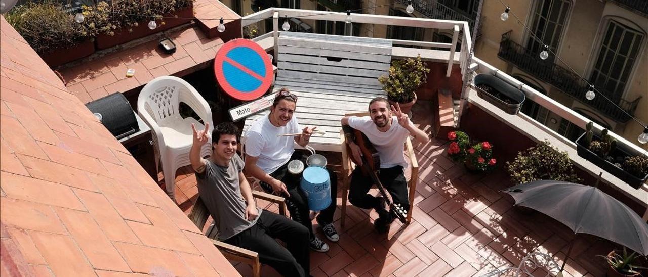 El trío Stay Homas: Klaus Stroink, Guillem Boltó y Rai Benet, fotografiados por su vecino de arriba en plena cuarentena musical en su terraza del Eixample