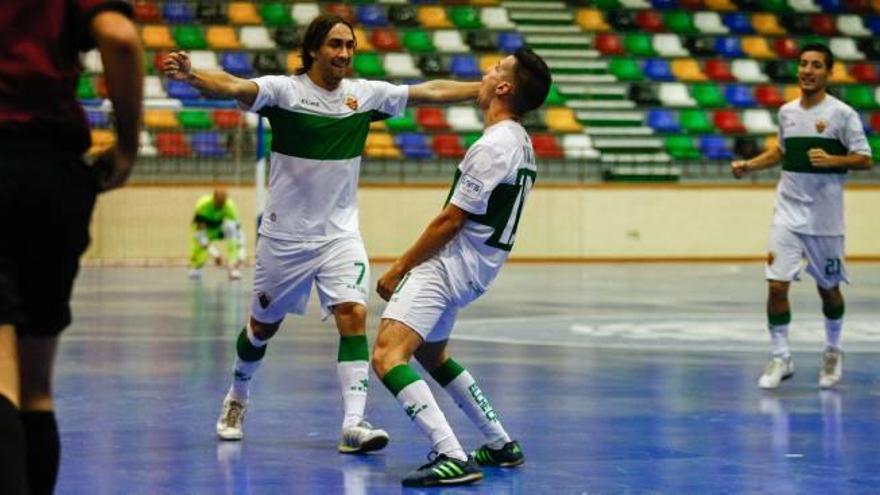 Los jugadores del Elche celebran un gol en el último partido en casa frente al Valdepeñas.