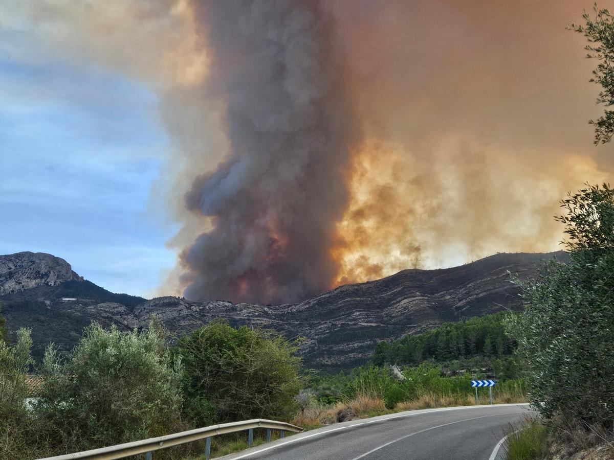 Las imágenes del incendio forestal declarado en Tàrbena