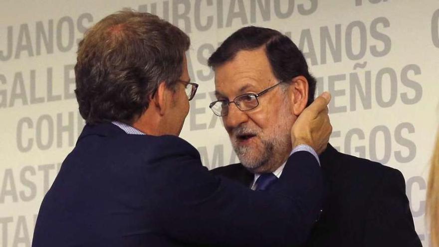 Feijóo saluda a Mariano Rajoy, ayer, en el comité ejecutivo nacional, en Madrid.