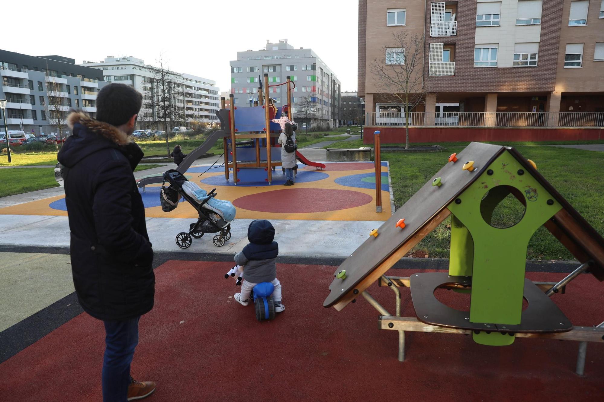 Así disfrutan los niños de Nuevo Roces de su nuevo parque infantil (en imágens)