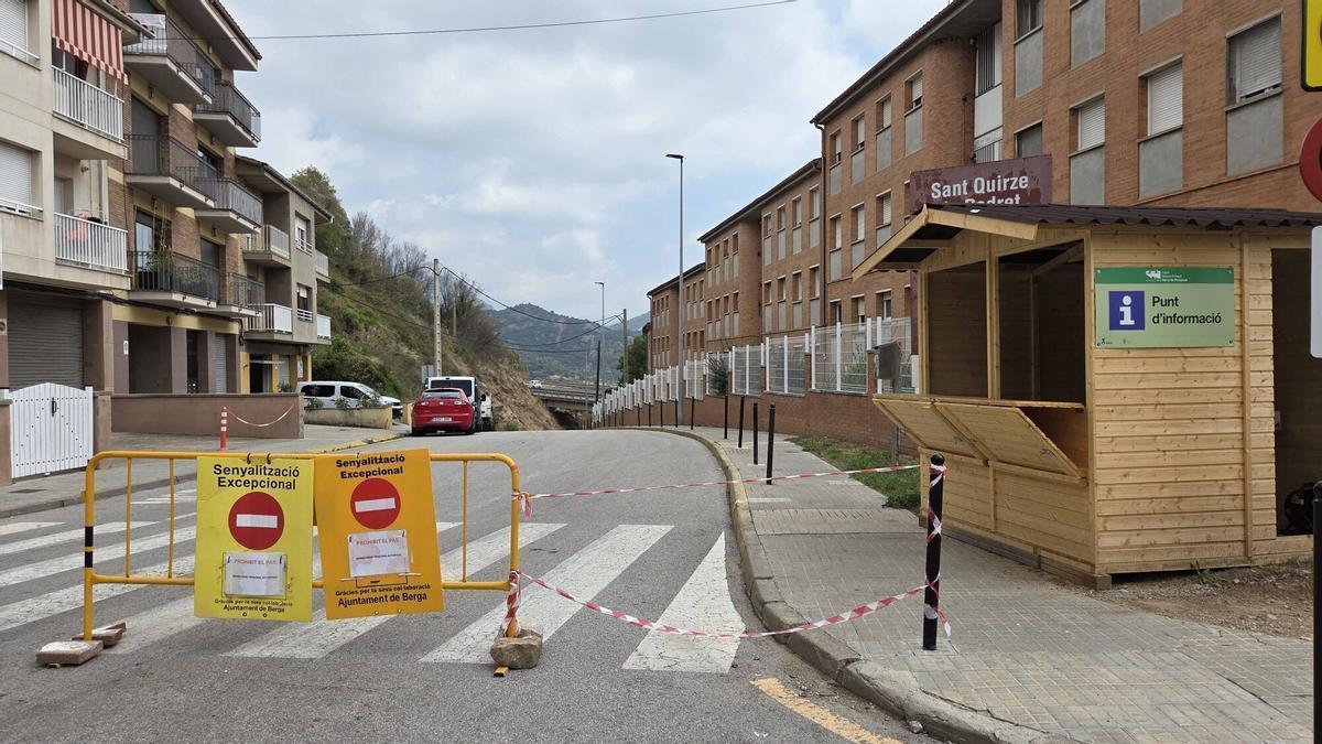 El punt d'informació sobre les restriccions d'accés a Pedret, a l'inici del camí